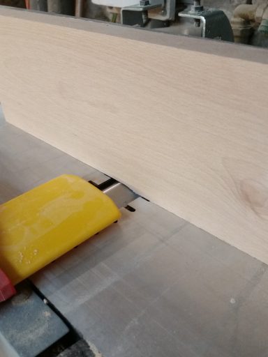 Abrichten und aushobeln der seitlichen Hölzer.