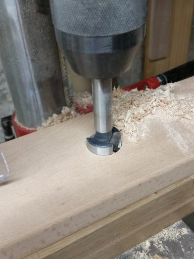 Bohren der Löcher für die Stäbe.