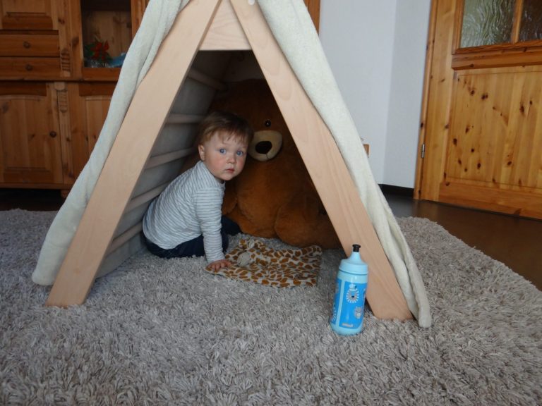 Spaß beim Höhle bauen.